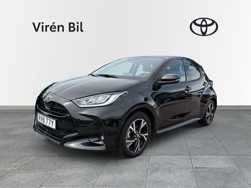 Svart Ny 2024 Toyota Yaris Hybrid Active Halvkombi | 279 000 kr (Lite dyr) - Bild 1/4
