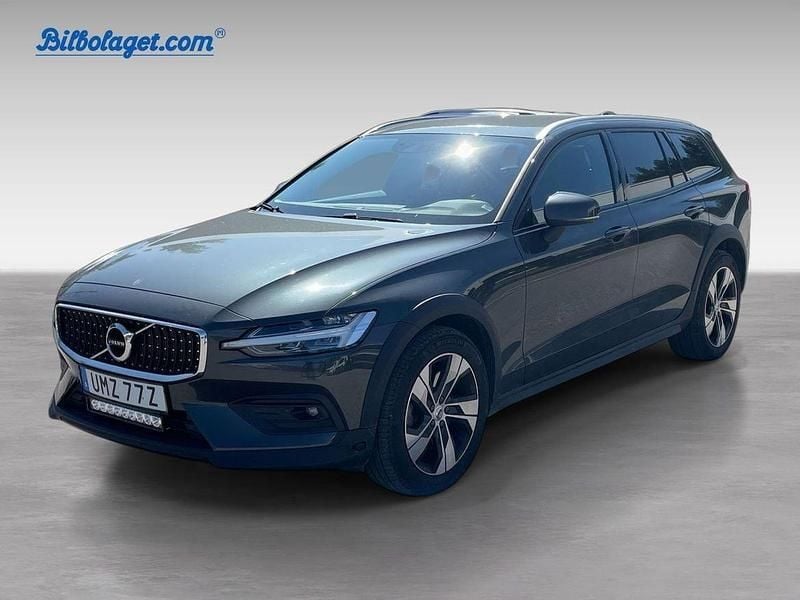 Grå Begagnad 2022 Volvo V60 CC Kombi | 349 900 kr (Marknadspris) - Bild 1/4