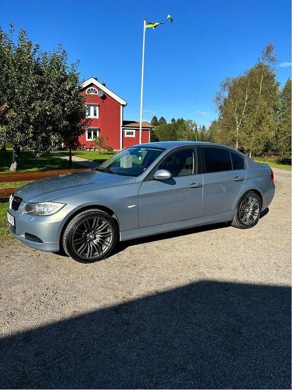 Grå Begagnad 2006 BMW 318 Sedan | 55 900 kr (Marknadspris) - Bild 1/4