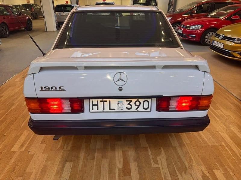 Begagnad Mercedes 190 122 HK (89 kW) 1987 Vit Sedan