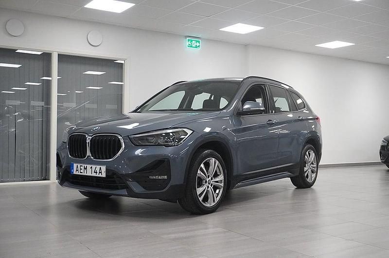 Storm bay metallic Begagnad 2020 BMW X1 Sport Line SUV | 239 800 kr (Marknadspris) - Bild 1/4