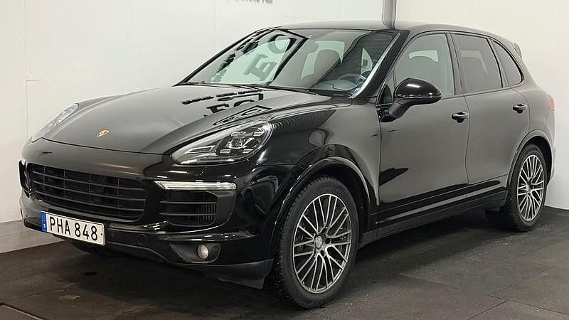 Svart Begagnad 2017 Porsche Cayenne Platinum Edition SUV | 359 000 kr (Marknadspris) - Bild 1/4