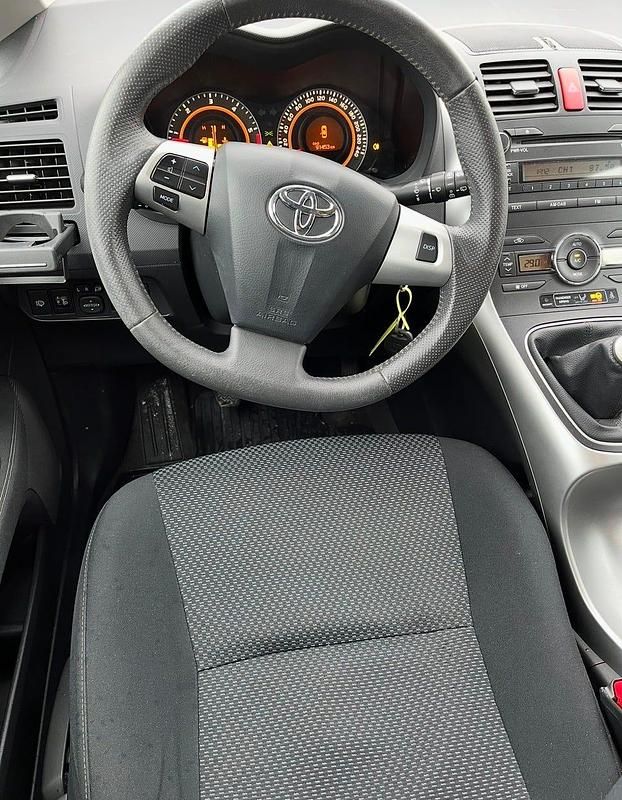 Begagnad Toyota Auris 90 HK (66 kW) 2010 Halvkombi