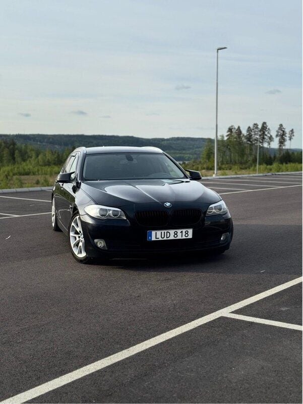 Svart Begagnad 2012 BMW 520 M Sport Kombi | 75 000 kr (Marknadspris) - Bild 1/4