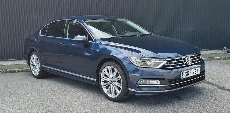 Mörkblå (blå) Begagnad 2016 VW Passat GT Sedan | 148 900 kr (Superpris) - Bild 1/4