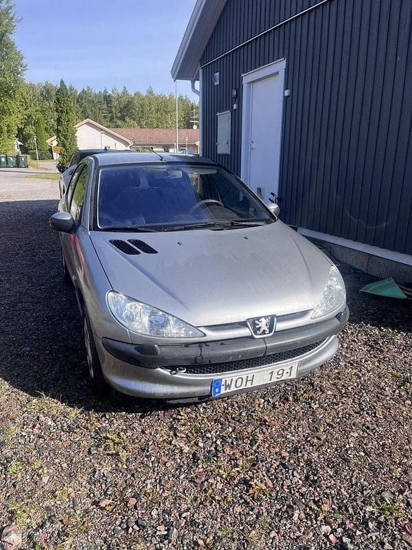 Grå Begagnad 2005 Peugeot 206 Halvkombi | 15 000 kr (Superpris) - Bild 1/4