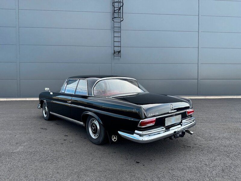 Begagnad Mercedes W111 SE 135 HK (99 kW) 1962 Ljusgul Sportkupé