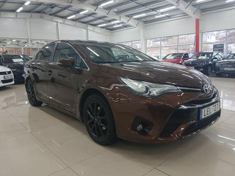 Begagnad Toyota Avensis Active 147 HK (108 kW) 2015 Brun Sedan