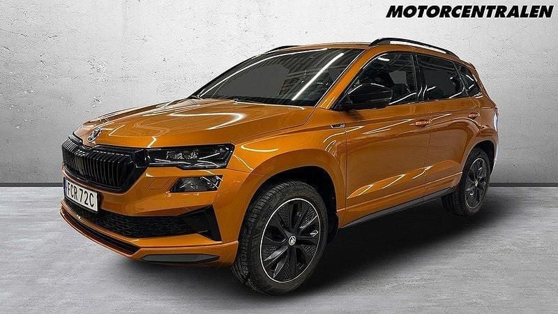 Orange Begagnad 2022 Skoda Karoq SportLine SUV | 359 000 kr (Lite dyr) - Bild 1/4