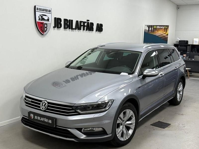 Silver Begagnad 2018 VW Passat Alltrack Kombi | 189 700 kr (Marknadspris) - Bild 1/4