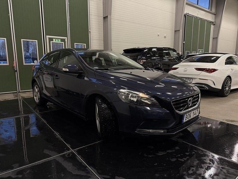 Begagnad Volvo V40 Kinetic 114 HK (83 kW) 2014 Blå Sportkupé
