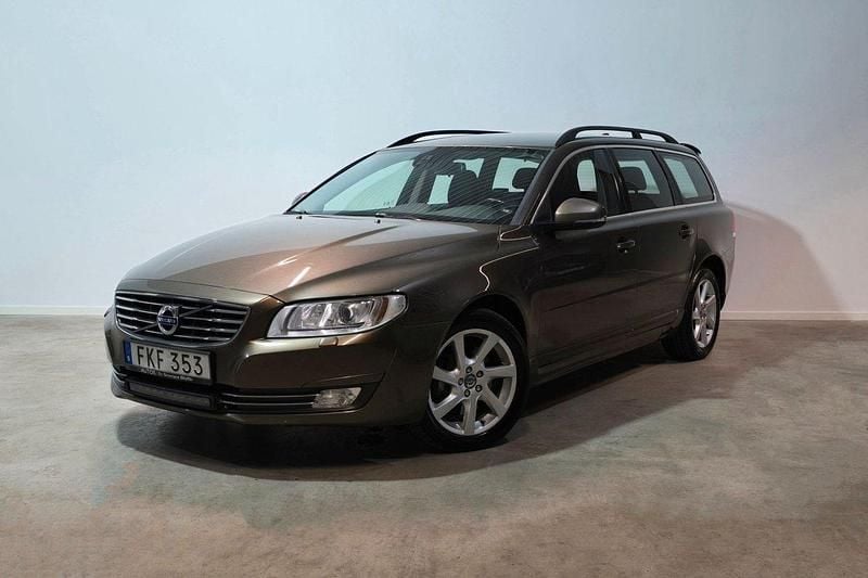 Brun Begagnad 2015 Volvo V70 Momentum Kombi | 108 900 kr (Bra pris) - Bild 1/4