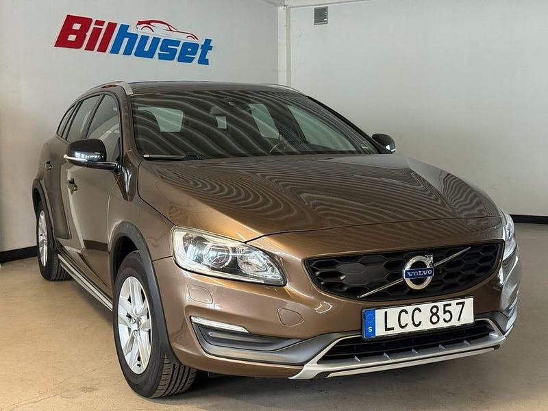 Begagnad Volvo V60 CC Momentum 150 HK (110 kW) 2015 Brun Kombi