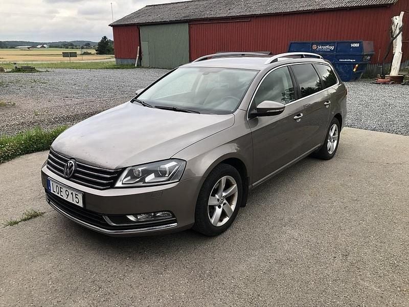 Brun Begagnad 2011 VW Passat Kombi | 35 000 kr (Marknadspris) - Bild 1/4