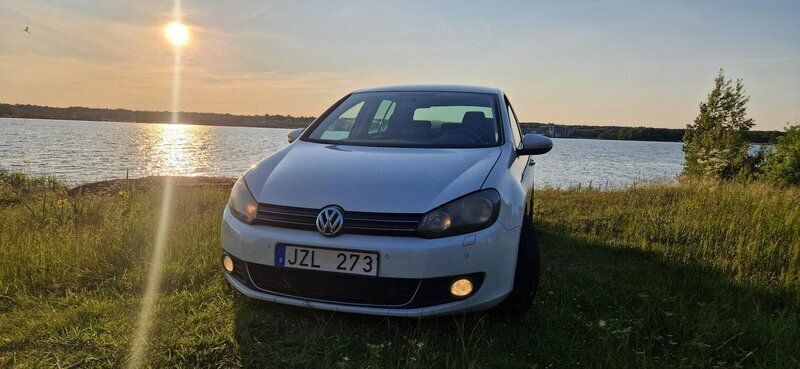 Vit Begagnad 2010 VW Golf VI Edition Halvkombi | 45 000 kr (Marknadspris) - Bild 1/4
