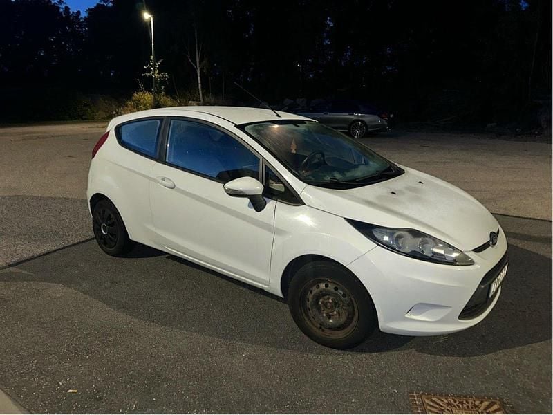 Vit Begagnad 2011 Ford Fiesta Halvkombi | 24 500 kr (Bra pris) - Bild 1/4