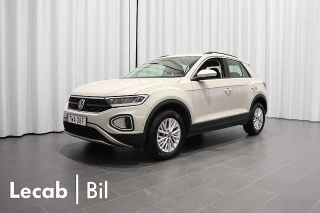 Grå (ascot grey) Begagnad 2023 VW T-Roc Life SUV | 224 500 kr (Marknadspris) - Bild 1/4