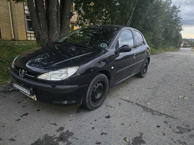 Svart Begagnad 2003 Peugeot 206 Halvkombi | 19 500 kr (Dyr) - Bild 1/4