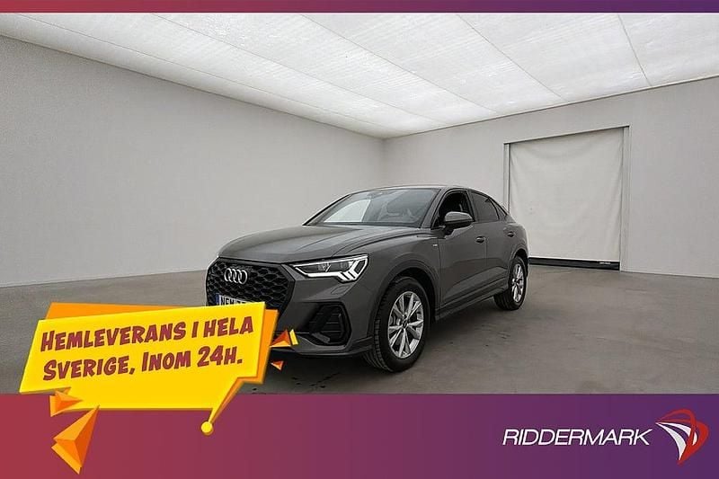 Grå Begagnad 2025 Audi Q3 Sportback S-Line SUV | 499 800 kr (Marknadspris) - Bild 1/3