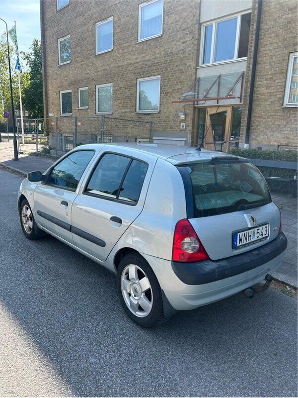 Grå Begagnad 2005 Renault Clio R.S. Halvkombi | 16 000 kr (Marknadspris) - Bild 1/4