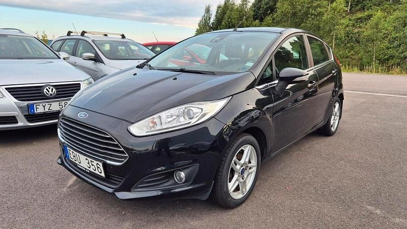 Svart Begagnad 2013 Ford Fiesta Titanium Halvkombi | 54 900 kr (Bra pris) - Bild 1/4