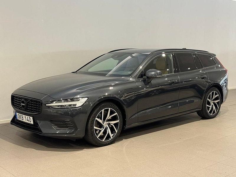 Grå Begagnad 2020 Volvo V60 Momentum Kombi | 319 500 kr (Marknadspris) - Bild 1/3