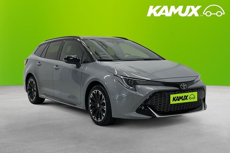 Silver/grå Begagnad 2022 Toyota Corolla Sport Kombi | 286 900 kr (Marknadspris) - Bild 1/4