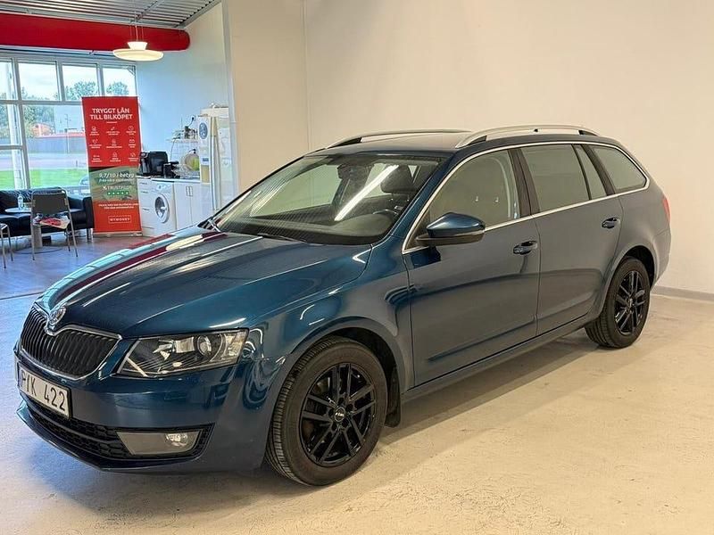 Begagnad Skoda Octavia Elegance 105 HK (77 kW) 2014 Mörkblå (blå) Kombi