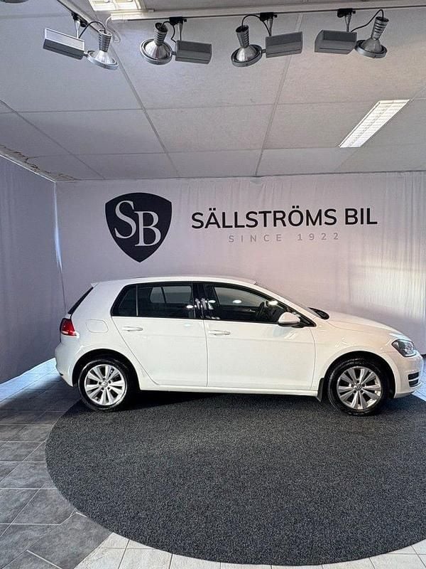 Vit Begagnad 2014 VW Golf VII Halvkombi | 96 900 kr (Marknadspris) - Bild 1/4