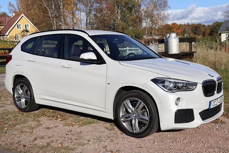 Vit Begagnad 2017 BMW X1 M Sport SUV | 199 000 kr (Dyr) - Bild 1/4