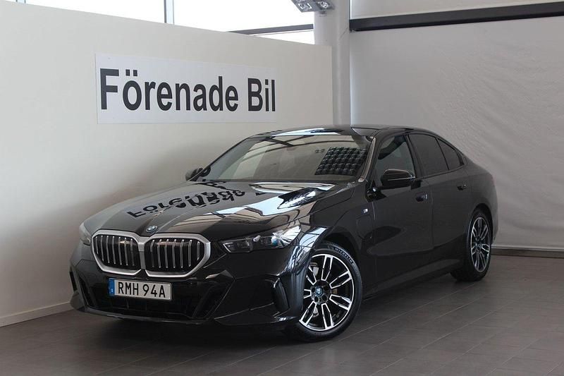 Svart Begagnad 2024 BMW 530e M Sport Sedan | 649 000 kr (Superpris) - Bild 1/4