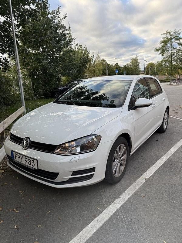 Vit Begagnad 2017 VW Golf VII Halvkombi | 99 000 kr (Superpris) - Bild 1/4