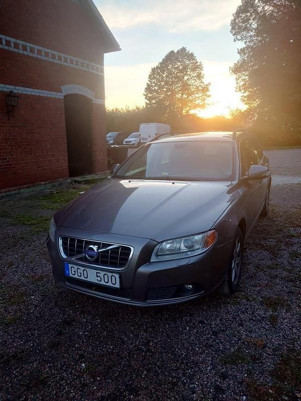 Grå Begagnad 2011 Volvo V70 Momentum Kombi | 74 500 kr (Superpris) - Bild 1/4