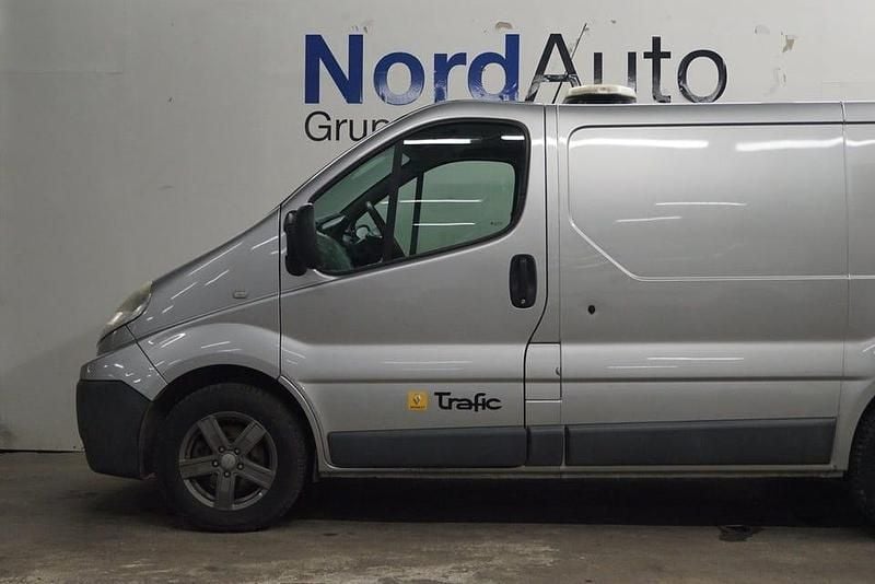 Begagnad Renault Trafic 90 HK (66 kW) 2011 Silver Minibuss