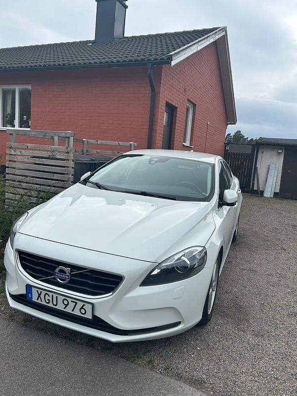 Begagnad 2015 Volvo V40 Halvkombi | 120 000 kr (Marknadspris) - Bild 1/4