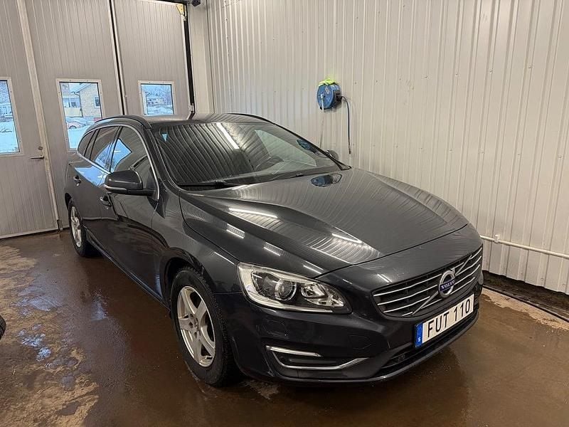 Grå Begagnad 2015 Volvo V60 Momentum Kombi | 94 500 kr (Bra pris) - Bild 1/4
