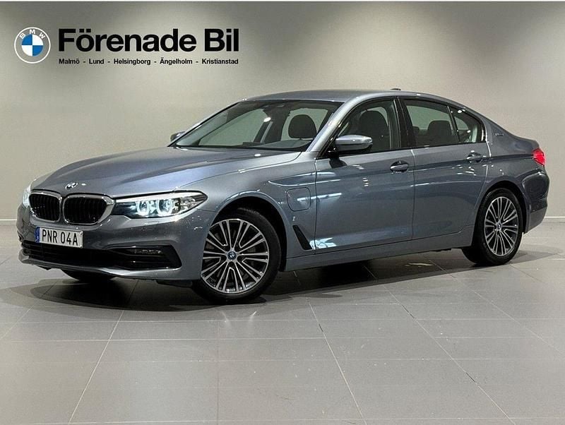 Blå Begagnad 2019 BMW 530e Comfort Edition Sedan | 279 000 kr (Superpris) - Bild 1/4