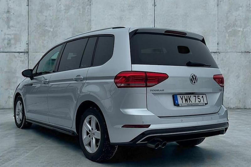 Begagnad VW Touran R-line 150 HK (110 kW) 2018 Silver metallic. Minibuss