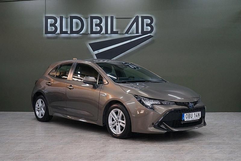 Grön Begagnad 2019 Toyota Corolla Hybrid Active Halvkombi | 184 900 kr (Lite dyr) - Bild 1/4