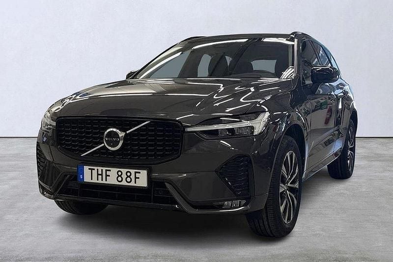 Grå Begagnad 2022 Volvo XC60 Plus SUV | 449 900 kr (Marknadspris) - Bild 1/4