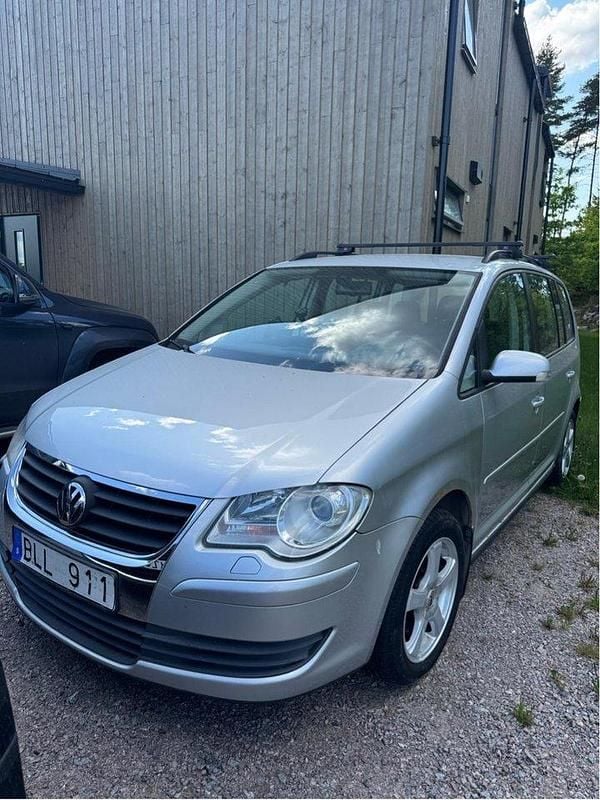 Silver Begagnad 2008 VW Touran Trendline Minibuss | 30 000 kr (Marknadspris) - Bild 1/4