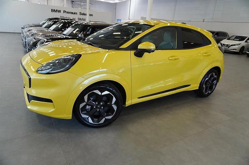 Gul (electric yellow metallic) Ny 2025 Ford Puma Gen-E Premium SUV | 409 000 kr - Bild 1/4