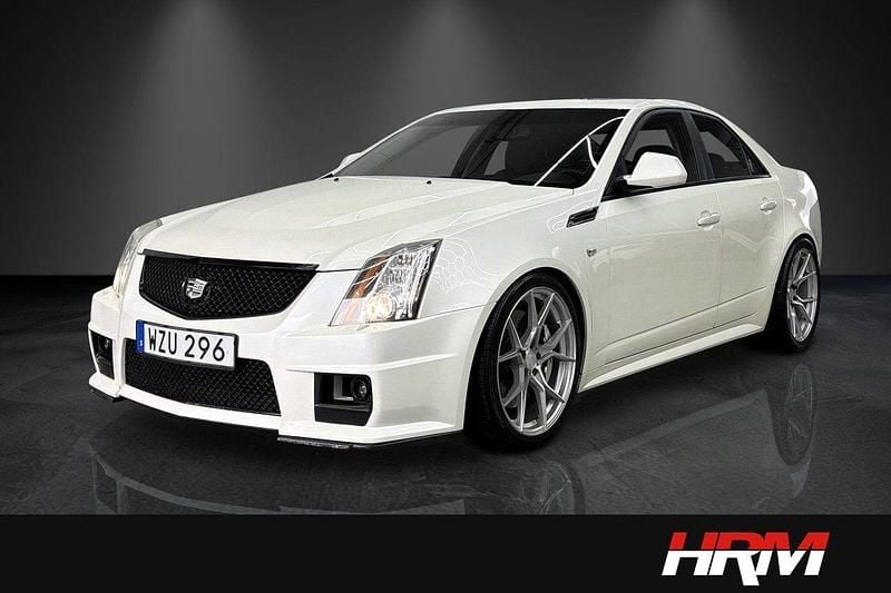 Vit Begagnad 2010 Cadillac CTS Sedan | 279 990 kr - Bild 1/4
