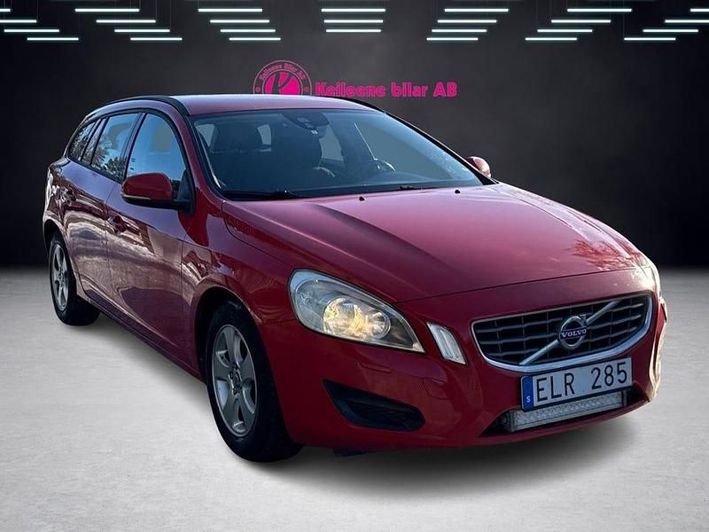 Begagnad Volvo V60 Kinetic 180 HK (132 kW) 2011 Röd Kombi