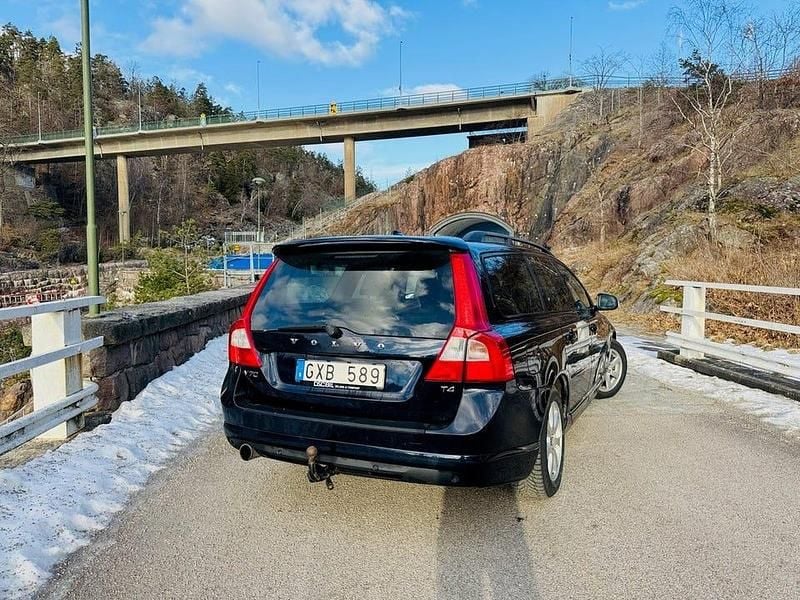 Begagnad Volvo V70 R-Design 180 HK (132 kW) 2011 Blå Kombi