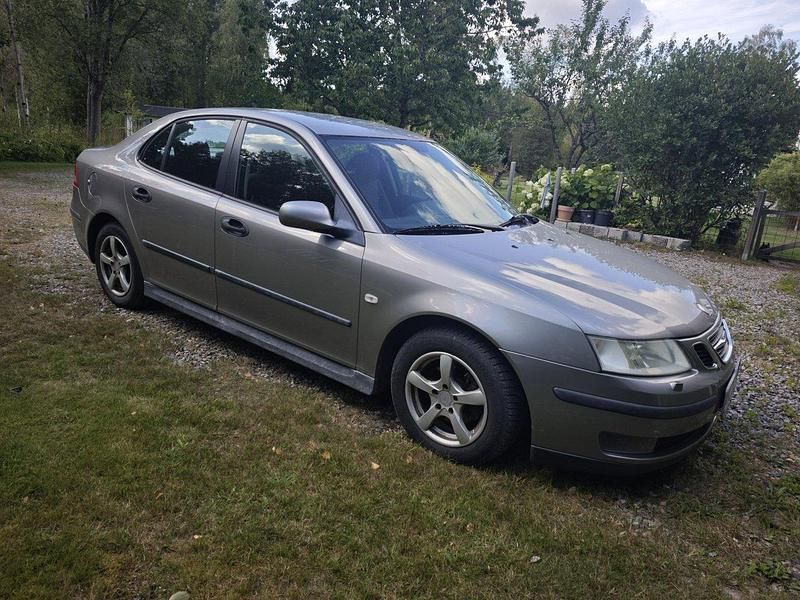 Grå Begagnad 2004 Saab 9-3 Linear Sedan | 25 000 kr (Marknadspris) - Bild 1/4