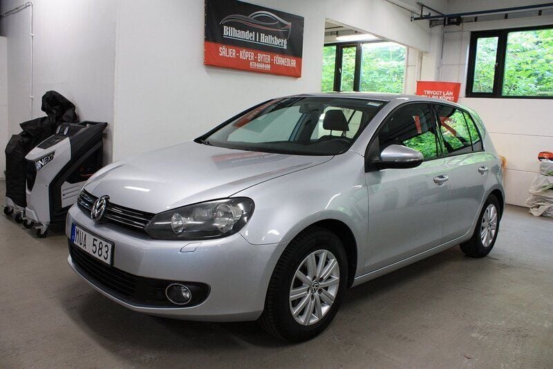 Silver Begagnad 2012 VW Golf VII Halvkombi | 114 900 kr (Marknadspris) - Bild 1/4