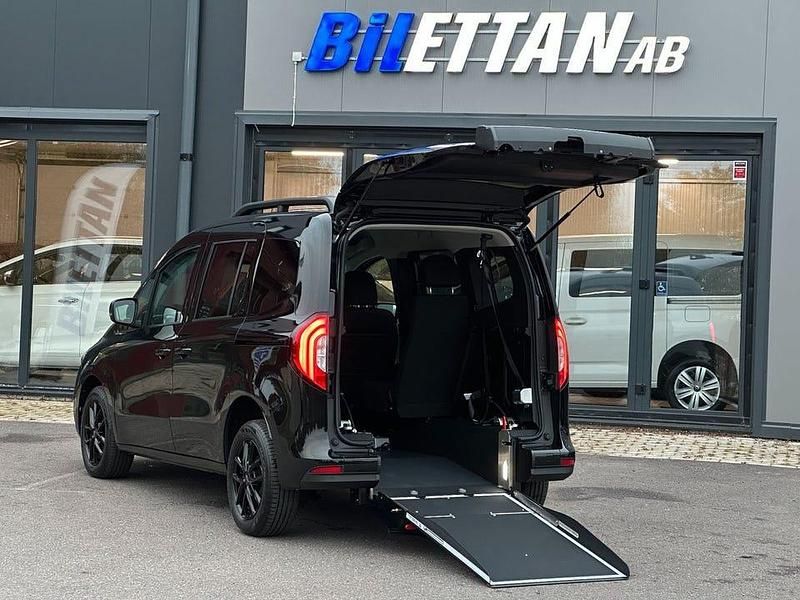 Begagnad Mercedes T180 131 HK (96 kW) 2024 Ljusblå (svart) Minibuss