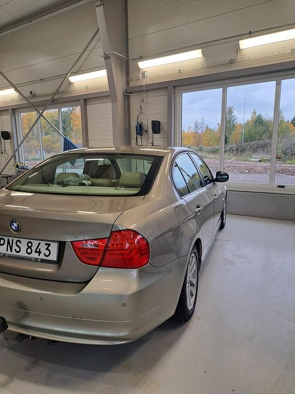 Begagnad BMW 318 143 HK (105 kW) 2009 Sedan