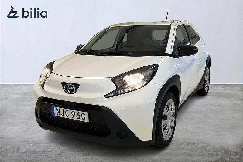 Vit Begagnad 2022 Toyota Aygo Play Halvkombi | 169 900 kr (Marknadspris) - Bild 1/4